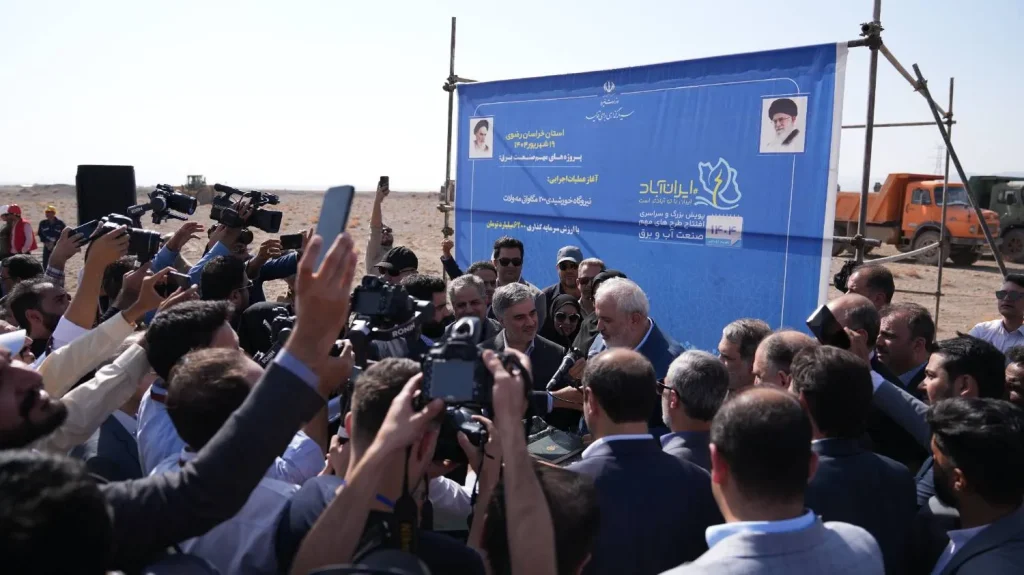 آیین آغاز عملیات اجرایی پروژه نیروگاه خورشیدی ۲۰۰ مگاواتی «ثمین مهولات» و پست ۱۳۲ کیلوولت با سرمایهگذاری گروه صنعتی گلرنگ