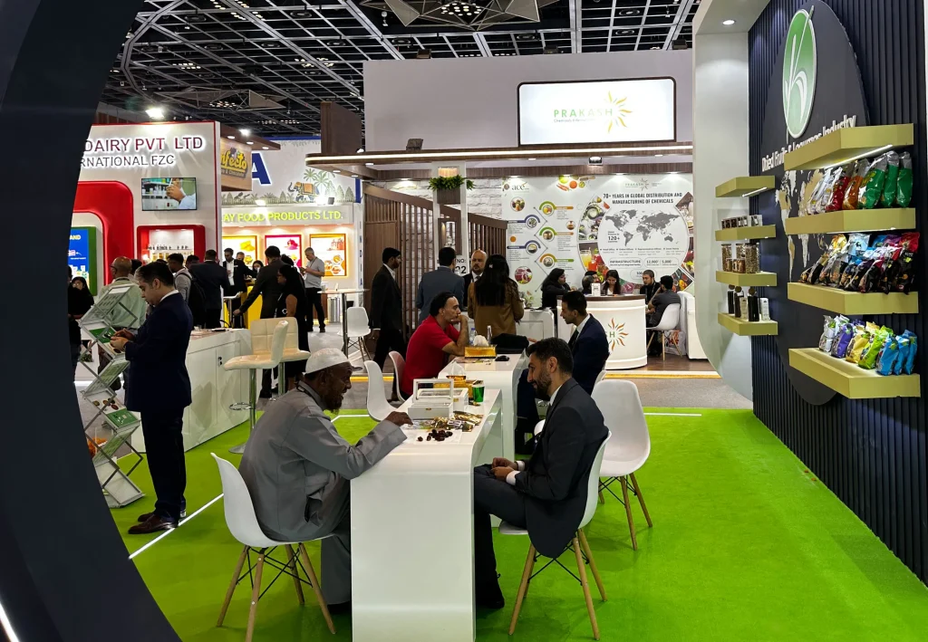 مهمانان غرفه خشکبار و حبوبات در گلفود دوبی